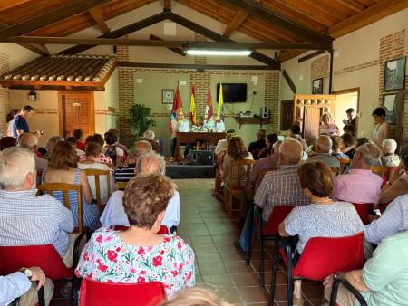 Imagen Miguel Ángel de Vicente acompaña a María Luisa Gil, alcaldesa de Fuente de Santa Cruz, en la presentación de su libro sobre la Cofradía del Santísimo Sacramento